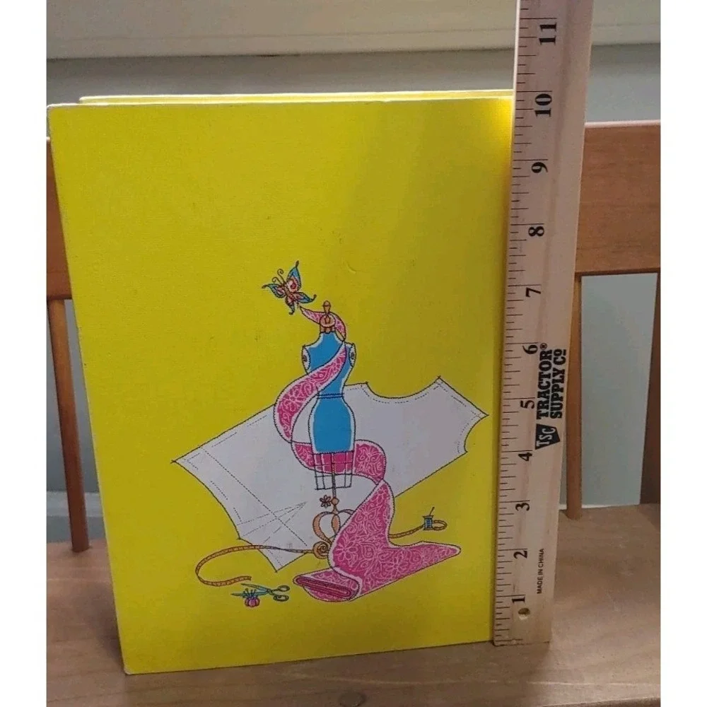 Vtg The Complete Family Sewing Book 1972 Hardcover Three Ring Binder With Tabs